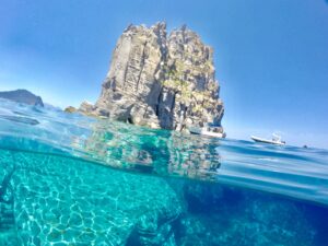 Basiluzzo, - Panarea Isole Eolie. Bellissima e suggestiva baia dall'acqua limpidissima, bagno meraviglioso. Una delle soste più belle della nostra crociera esclusiva alle Isole Eolie da Tropea