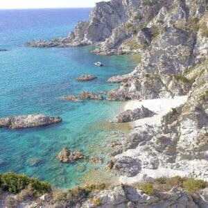 Praja di Fuoco, iconica e meravigliosa piccola spiaggia segreta  nascosta nel promontorio di Capo Vaticano - a 20 minuti di navigazione da Tropea; tappa del nostro bellissimo tour in barca sulla costa degli Dei